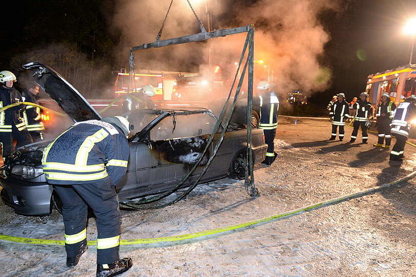 Auf der B 306 bei Siegsdorf brannte ein BMW-Cabrio völlig aus. Der Fahrer konnte sich in letzter Sekunde retten. Die Bilder vom Feuerwehreinsatz.