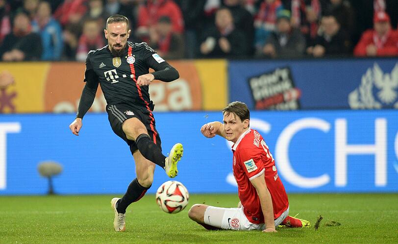 FRANCK RIBÉRY NOTE 4
Erste gute Chance (5.), danach kaum zu sehen. Mutiger, endlich frecher  
ab der zweiten Halbzeit mit besseren Cross-Bällen.