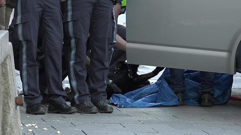 Chaos nach den Angriffen. Die Polizei muss den Kadaver des erschossenen Rottweilers abtransportieren.