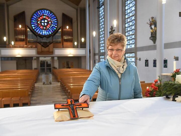 Die Mesnerin Maria-Elisabeth Giesa am Altar der katholischen Christkönigkirche in Sall im Landkreis Kelheim. Foto: Dietmar Krenz