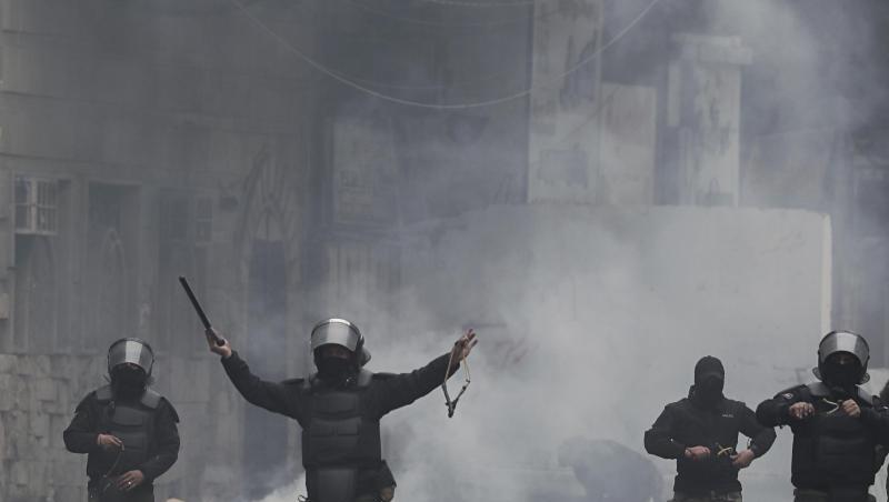 Sicherheitskräfte benutzen Steinschleudern gegen regierungskritische Demonstranten in der irakischen Hauptstadt Bagdad. Sicherheitskräfte benutzen Steinschleudern gegen regierungskritische Demonstranten in der irakischen Hauptstadt Bagdad.