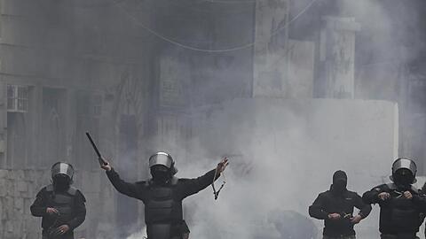 Sicherheitskräfte benutzen Steinschleudern gegen regierungskritische Demonstranten in der irakischen Hauptstadt Bagdad.