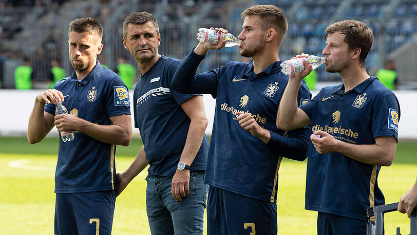 Enttäuschte Gesichter beim TSV 1860 nach der Niederlage in Magdeburg.