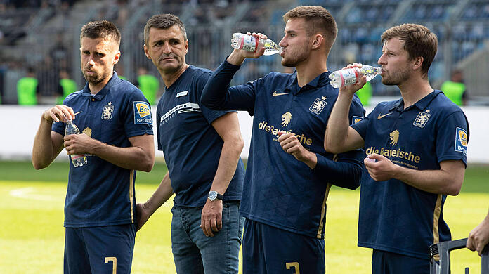 Enttäuschte Gesichter beim TSV 1860 nach der Niederlage in Magdeburg.