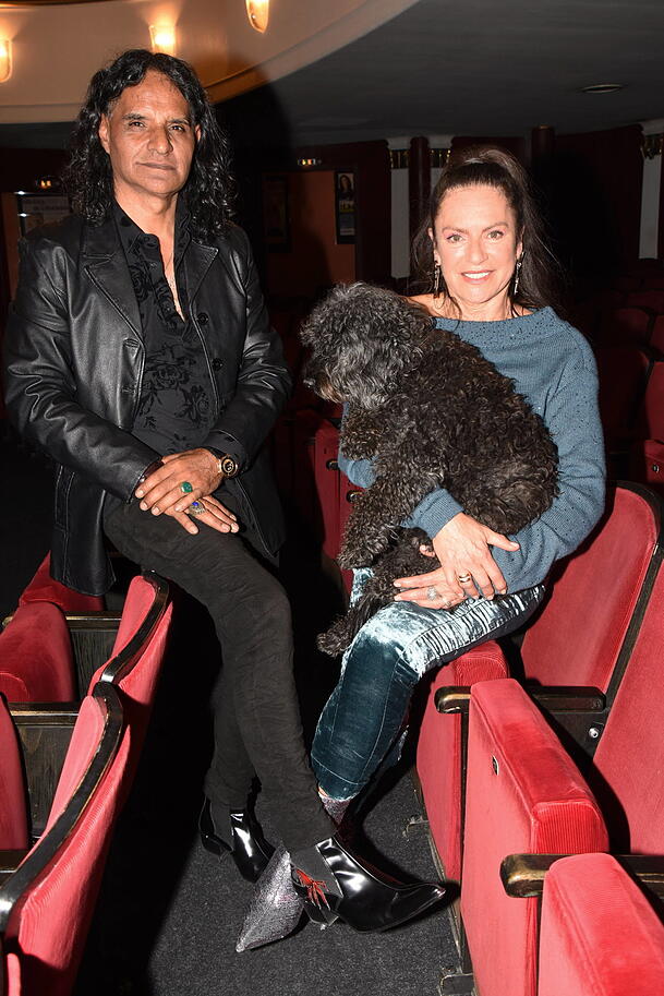 Hund Gismo darf natürlich mit ins Theater: Christine Neubauer mit ihrem Ehemann José Campos in der Komödie im Bayerischen Hof.