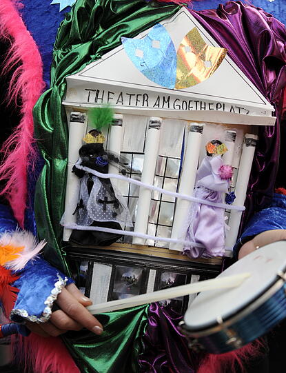 Zahlreiche Samba-Gruppen aus ganz Deutschland nehmen unter dem Motto "Carneval Theatral" am Bremer Straßenkarneval teil.