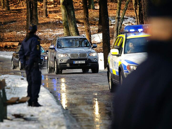 Hier befindet sich das glückliche Elternpaar auf dem Rückweg vom Krankhenhaus nach Hause.