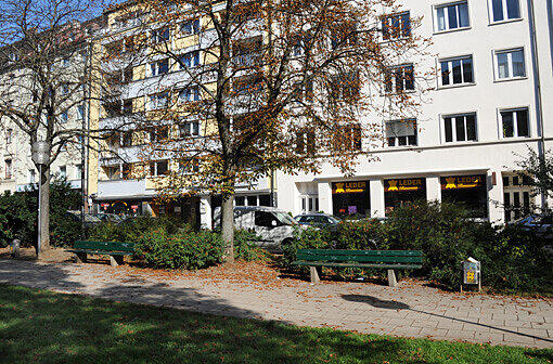 In dieser Parkanlage in der Herzog-Wilhelm-Straße verprügelten Unbekannte einen 18-Jährigen und verletzten ihn lebensgefährlich.