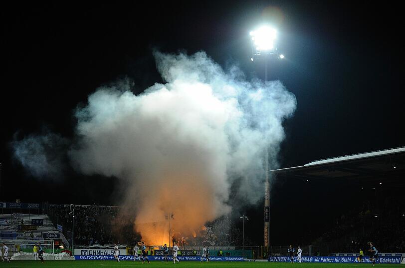 Bilder von der Pyroaktion im 1860 Fanblock, in der 13 Spielminute in Aalen.