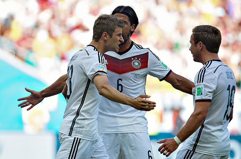 Man Of The Match: Thomas Müller (l.) mit Sami Khedira und Mario Götze.