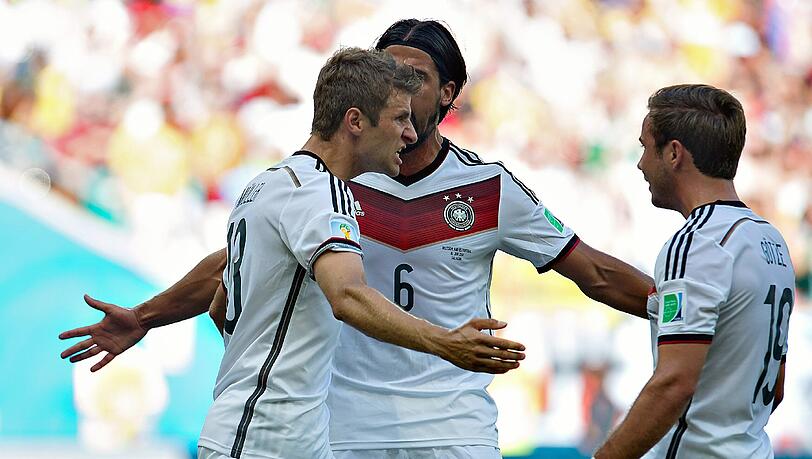Man Of The Match: Thomas Müller (l.) mit Sami Khedira und Mario Götze. Man Of The Match: Thomas Müller (l.) mit Sami Khedira und Mario Götze.