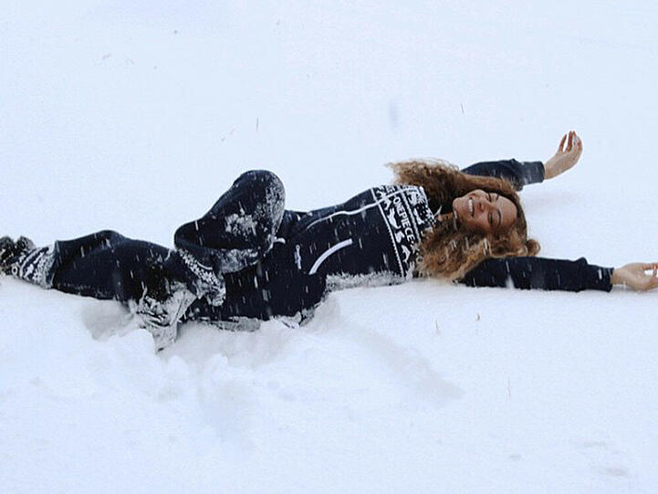 Glücklich wie ein junger Hund: Beyoncé freut sich über weiße Weihnacht
