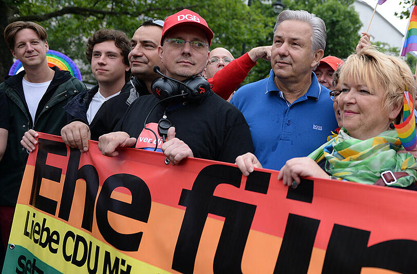 Auch Berlins ehemaliger Bürgermeister Klaus Wowereit (2.v.r) nimmt am CSD teil.