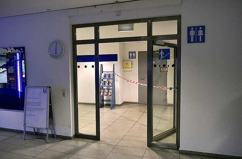Auf dieser Toilette am Flughafen München war das Neugeborene entdeckt worden.