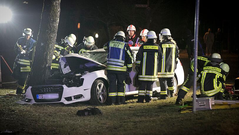 Bei einem Überholmanöver mit überhöhter Geschwindigkeit kam in Traunstein ein Audi A5 von der Straße ab und krachte frontal gegen einen Baum.