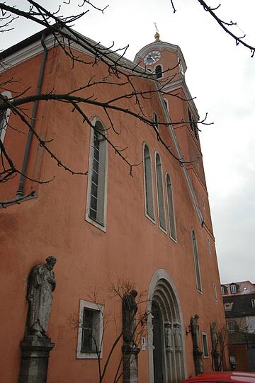 Diese Kirche in Obergiesing fällt auf, auch dank ihrer roten Fassade.