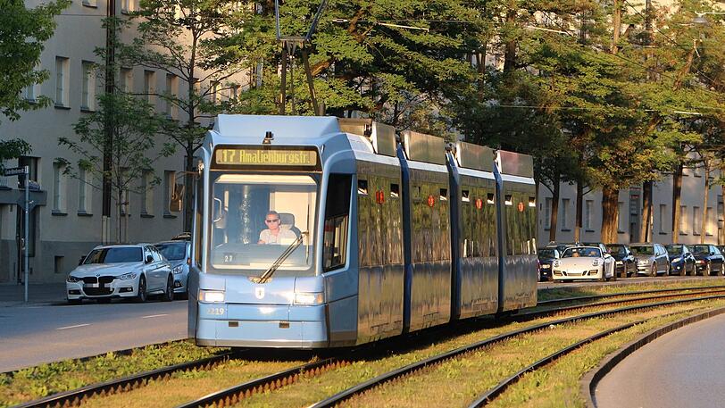 In der Tram-Linie 17 wurde ein 65-Jähriger geschubst und beleidigt. Die Polizei ermittelt. (Symbolbild)
