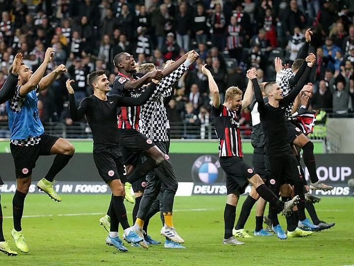 Die Eintracht-Spieler hoffen auch ohne Fans in Lüttich jubeln zu können.