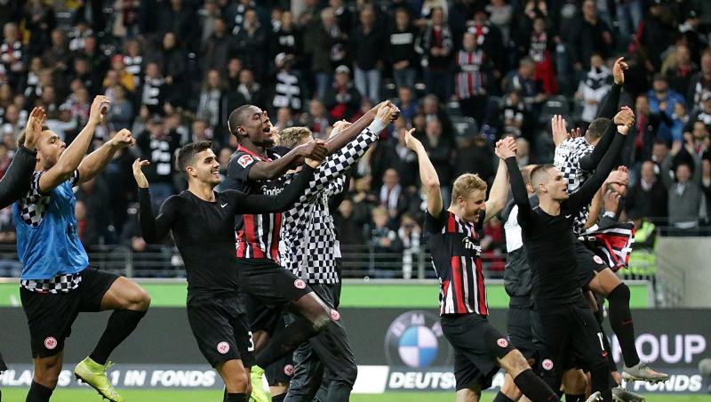 Die Eintracht-Spieler hoffen auch ohne Fans in Lüttich jubeln zu können. Die Eintracht-Spieler hoffen auch ohne Fans in Lüttich jubeln zu können.