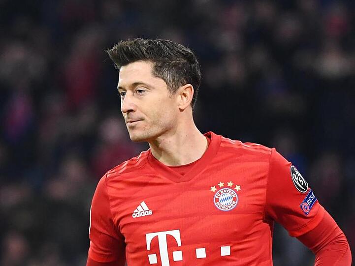 Robert Lewandowski von München läuft über das Spielfeld. Foto: Matthias Balk/dpa/Archivbild