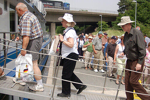 Geschafft: Die Dampfer-Touristen gehen nach dem Landgang mit Souvenirs bepackt wieder an Bord.