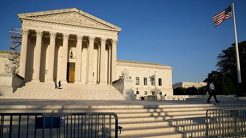 Der Supreme Court der USA hält den Zugang zu einem Abtreibungsmedikament aufrecht.