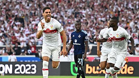 Konstantinos Mavropanos (l) sorgte beim VfB-Sieg gegen den HSV für den frühen Stuttgarter Führungstreffer.