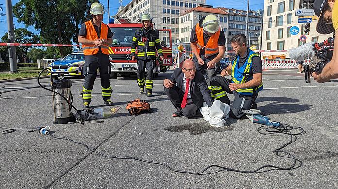 Diese Szenen könnte es ab Donnerstag wieder häufiger zu sehen geben: Ein Klima-Aktivist klebt sich am Stachus auf der Straße fest. (Archivbild)