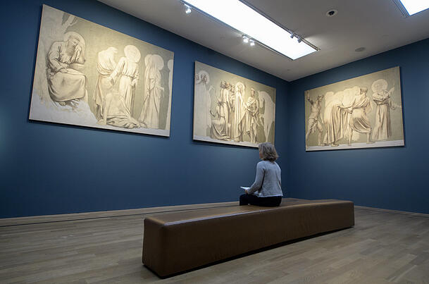 Eine Frau betrachtet am 21.09.2017 die Gemälde „Heiligenfiguren“ von Pierre Puvis de Chavannes in der Ausstellung „Gut. Wahr. Schön. Meisterwerke des Pariser Salons aus dem Musée d'Orsay“ in der Kunsthalle in München (2017). Eine Frau betrachtet am 21.09.2017 die Gemälde „Heiligenfiguren“ von Pierre Puvis de Chavannes in der Ausstellung „Gut. Wahr. Schön. Meisterwerke des Pariser Salons aus dem Musée d'Orsay“ in der Kunsthalle in München (2017).