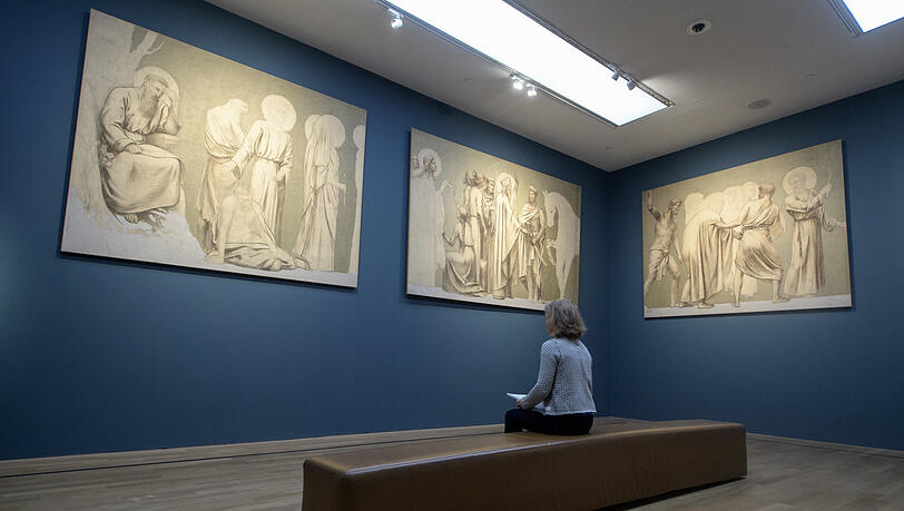 Eine Frau betrachtet am 21.09.2017 die Gemälde „Heiligenfiguren“ von Pierre Puvis de Chavannes in der Ausstellung „Gut. Wahr. Schön. Meisterwerke des Pariser Salons aus dem Musée d'Orsay“ in der Kunsthalle in München (2017). Eine Frau betrachtet am 21.09.2017 die Gemälde „Heiligenfiguren“ von Pierre Puvis de Chavannes in der Ausstellung „Gut. Wahr. Schön. Meisterwerke des Pariser Salons aus dem Musée d'Orsay“ in der Kunsthalle in München (2017).