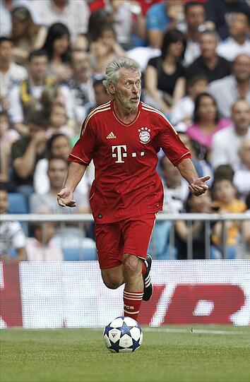 Heute kickt er noch im All-Star Team der Bayern. Diese Party gegen Real Madrid wurde allerdings mit 8:3 verloren.