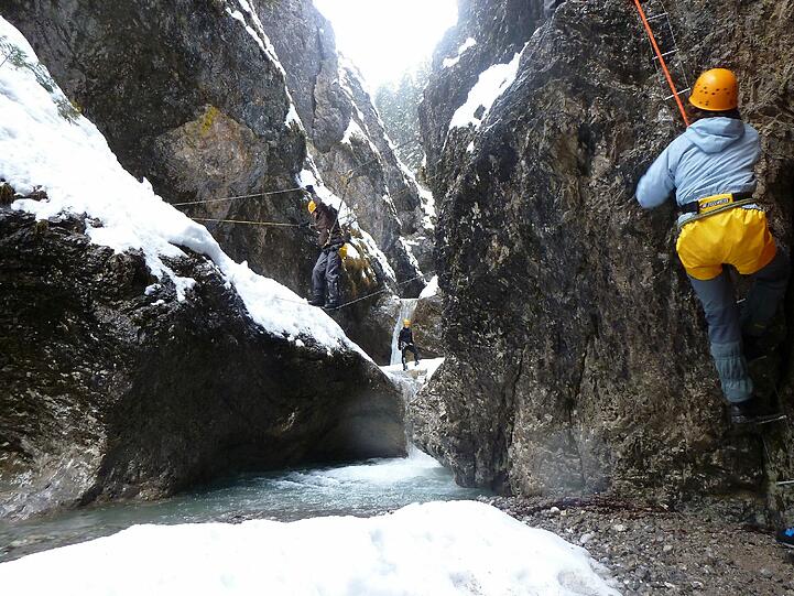 Etwa drei Stunden dauert eine Wintercanyoning-Abenteuertour.