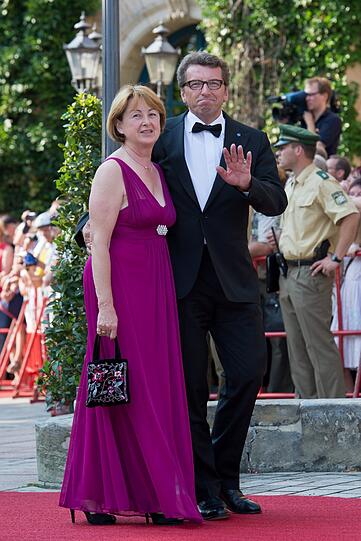 Landtags-Kollege Georg Schmied ließ sich ebenfalls auf dem roten Teppich ablichten, hier mit Frau Gertrud in kräftigem Lila.