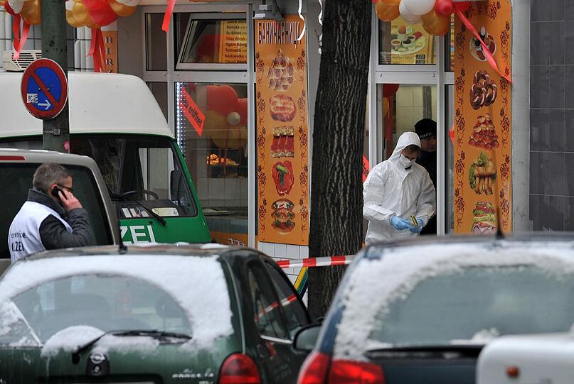 Polizisten riegeln am Mittwoch in Berlin an der Flughafenstraße den Bereich vor einer Bäckerei ab. In dem Geschäft hatte ein Mann eine Frau erschossen.