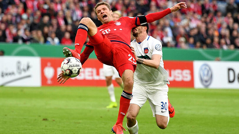 THOMAS MÜLLER, NOTE 3: Weil Robert Lewandowski aus "gesundheitlichen Gründen" - sicher auch mit Blick auf den Hit gegen Dortmund - zunächst auf der Bank saß, rückte Müller in die Rolle des vordersten Stürmers. Aber das ist nicht seine Rolle! Ganz schwache Bälle mit dem Rücken zum Tor, aber dann zur Stelle, als er das wichtige 2:2 erzielte. Bereitete das 3:2 gekonnt vor.