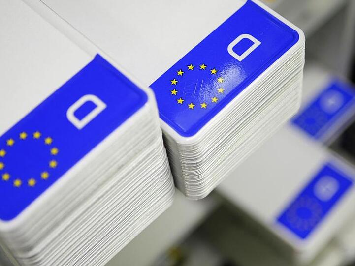 Nummernschild-Rohlinge mit Euro-Kennzeichen und dem "D" für Deutschland.
