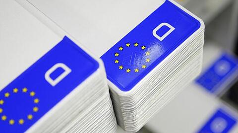 Nummernschild-Rohlinge mit Euro-Kennzeichen und dem "D" für Deutschland.
