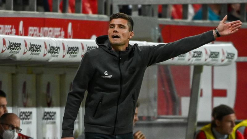 Trainer Robert Klauß von Nürnberg steht am Spielfeldrand.