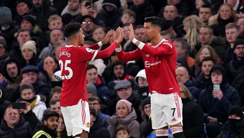 Jadon Sancho (l) wird bei Manchester United durch seinen Teamkollegen Cristiano Ronaldo ausgewechselt. Jadon Sancho (l) wird bei Manchester United durch seinen Teamkollegen Cristiano Ronaldo ausgewechselt.
