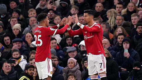 Jadon Sancho (l) wird bei Manchester United durch seinen Teamkollegen Cristiano Ronaldo ausgewechselt.