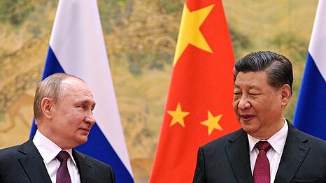 Kremlchef Wladimir Putin (l.) beim Treffen mit Chinas Präsidenten Xi Jinping in Peking im Februar vergangenen Jahres.