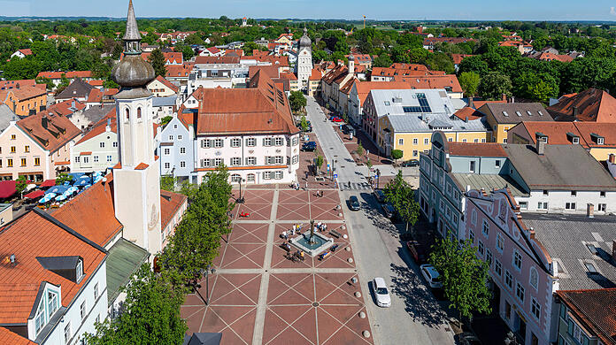 Blick vom Erdinger Stadtturm auf den Schrannenplatz: Hier sorgte am Freitag ein Mann mit Küchenmesser für große Aufregung. (Archivbild)