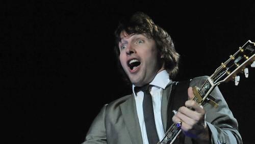 Mit Überschwang gegen das Leise: Herzbube James Blunt blähte seinen Nürnberger Auftritt mit Entertainer-Gesten und Lightshow-Gewitter auf. Mit Überschwang gegen das Leise: Herzbube James Blunt blähte seinen Nürnberger Auftritt mit Entertainer-Gesten und Lightshow-Gewitter auf.