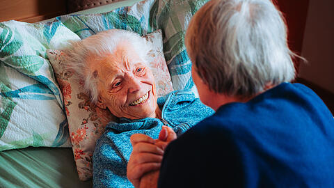 Mathilde Rebensburg (l.) und Iris Zobel. Zobel steht Rebensburg als Hospizbegleiterin zur Seite und besucht sie wöchentlich. Wenn die beiden Frauen zusammen sind, lachen sie viel und weinen auch manchmal.