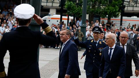 Bei einem feierlichen Beförderungsappell auf dem Hamburger Rathausmarkt dankt Verteidigungsminister Pistorius den Veteranen der Bundeswehr.