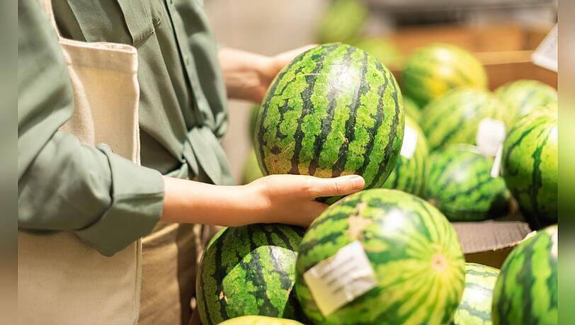 Eine reife Wassermelone zu erkennen, kann ein kleines Kunststück sein.