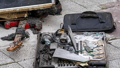 Das Lokal brannte lichterloh - eine rote Gitarre und ein Mischpult liegen liegt v&ouml;llig verkohlt am Boden.