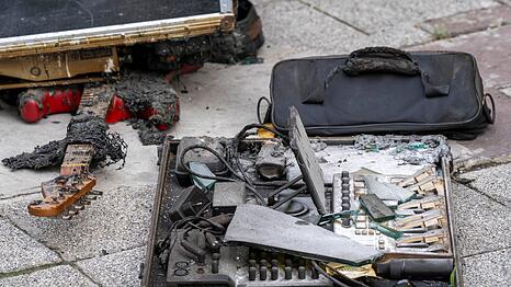 Das Lokal brannte lichterloh - eine rote Gitarre und ein Mischpult liegen liegt v&ouml;llig verkohlt am Boden.