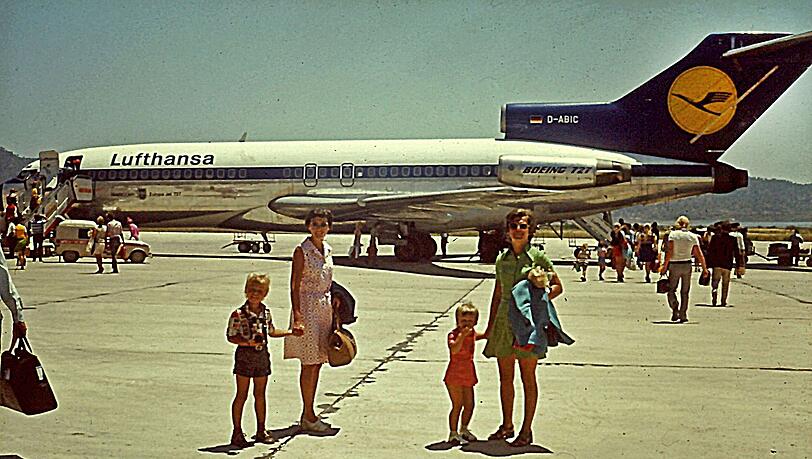 Damals war man noch wer als Deutscher: Touristen aus dem Ruhrgebiet kommen 1973 - noch zur Zeit von Diktator Franco - auf dem Flughafen von Ibiza an. (Archivbild) Damals war man noch wer als Deutscher: Touristen aus dem Ruhrgebiet kommen 1973 - noch zur Zeit von Diktator Franco - auf dem Flughafen von Ibiza an. (Archivbild)