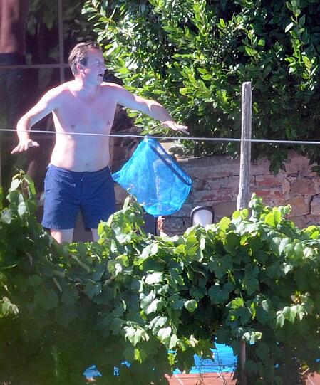 Ein ungewohnter Anblick: Der britische Premierminister David Cameron macht dieser Tage Urlaub in der Toskana. Statt Jackett und Schlips trägt auch er nur seine Badehose...